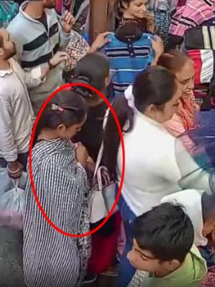 पंजाबः भीड़-भाड़ वाले बाजार से महिला ने चुराए 27 हजार रुपए, देखें वीडियो