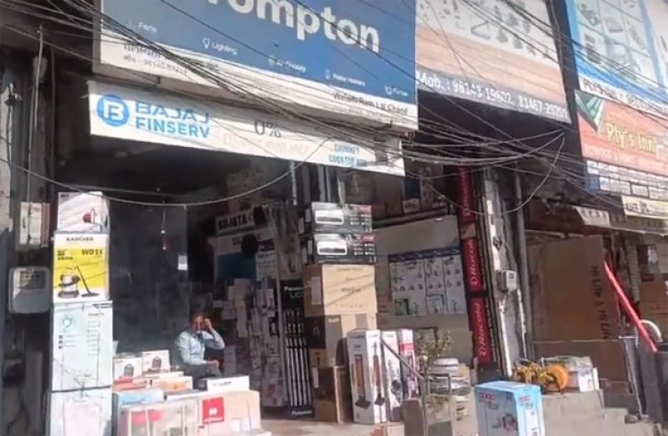 जालंधरः चोरों के हौंसले बुलंद, नाके से कुछ दूरी पर 4 दुकानों से सामान ले हुए चोर फरार, देखें सीसीटीवी