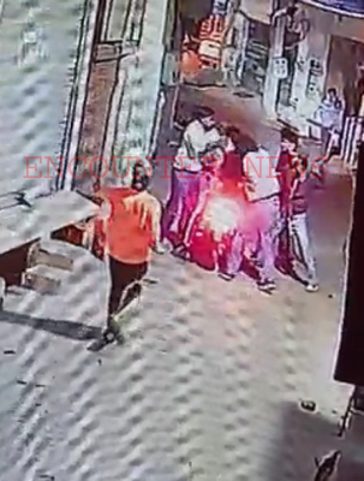 फगवाड़ाः गली में खड़े युवक पर अज्ञात युवकों ने किया हमला, देखें CCTV