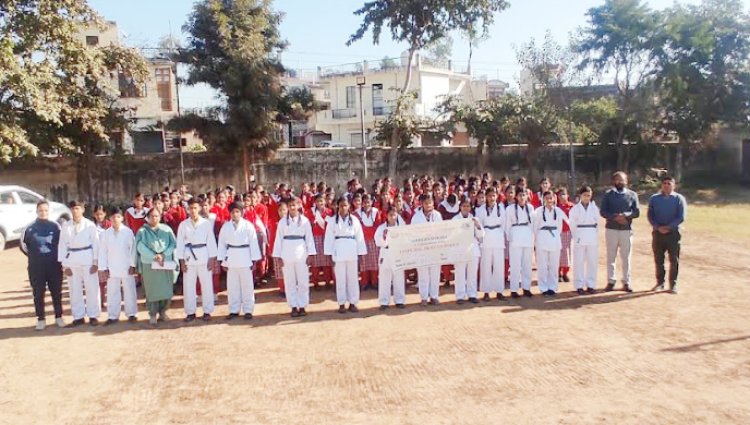 बरूणा स्कूल की छात्राओं ने सीखे आत्म रक्षा के गुर