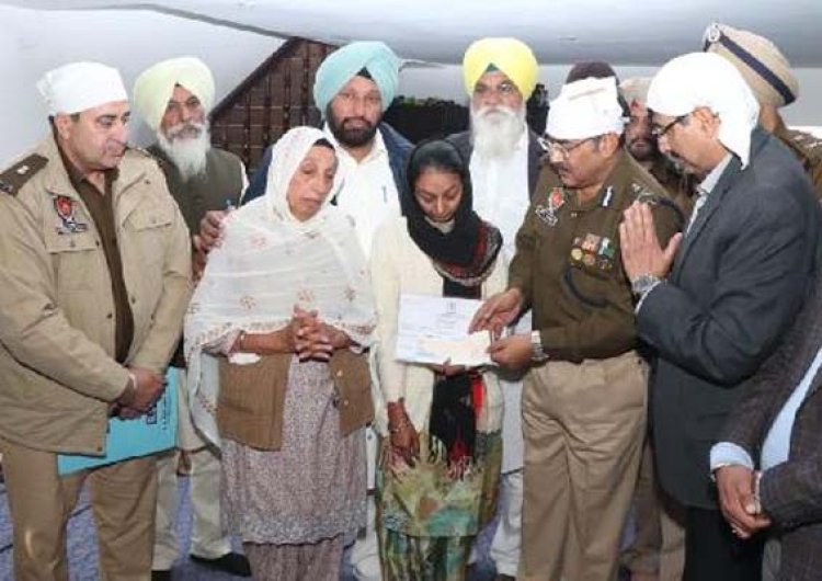 नकोदर फायरिंग में शहीद हुए कांस्टेबल मनदीप सिंह के परिवार को ADGP ने सौंपा 2 करोड़ रुपये का चेक