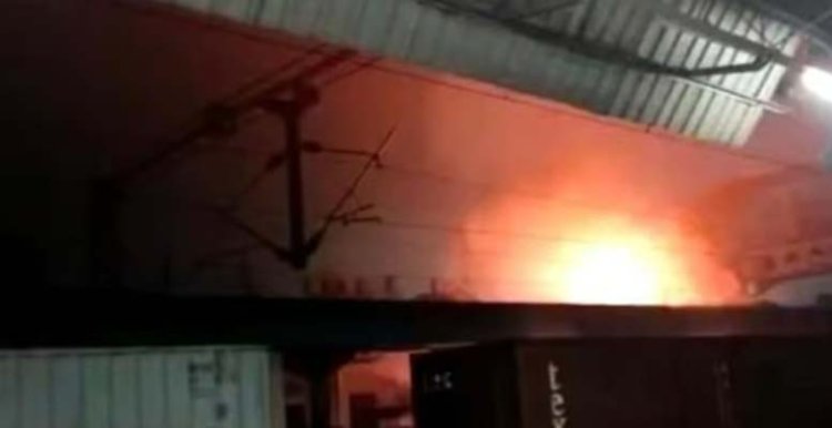 पंजाबः रेलवे स्टेशन के बिजली की तारो में लगी आग, यात्रियों ने भागकर बचाई जान