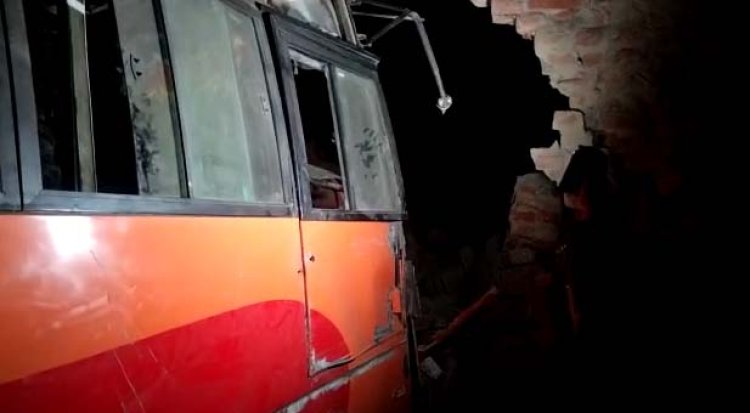 जालंधर: शराब के गोदाम में जा घुसी तेज रफ्तार बस, देखें वीडियो