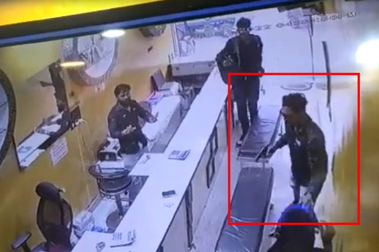सर्राफा व्यापारी से लूट मामले में पुलिस और बदमाशों में चली गोलियां, देखें वीडियो