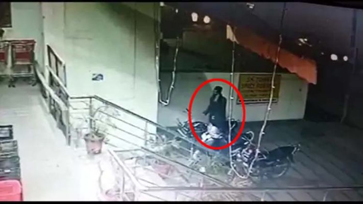 जालंधरः क्यूरो मॉल से चोर बाइक लेकर हुआ फरार, देखें CCTV 