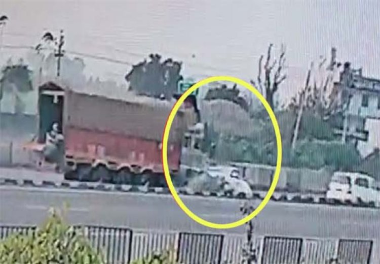 पंजाबः बेटे की शादी का कार्ड देने जा रहे कौंसलर की कार का ट्रक के साथ भयानक एक्सीडेंट, देखें CCTV