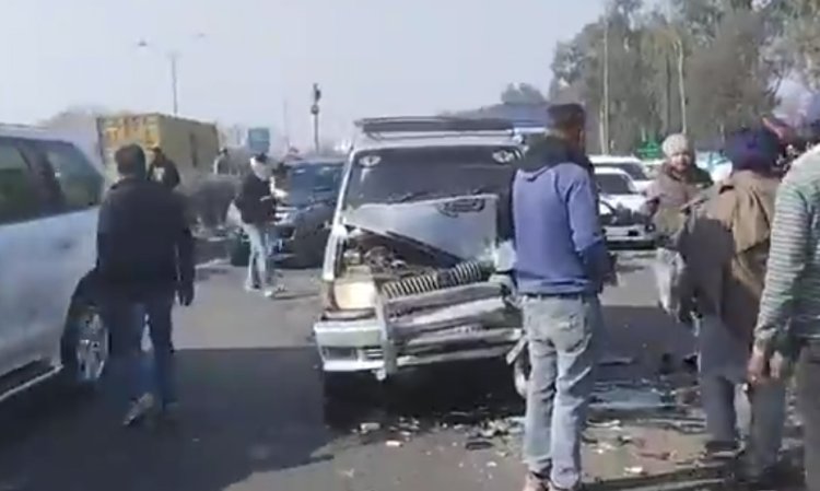 पंजाबः दो गाड़ियों की भयानक टक्कर में क्वालिस के उड़े परखच्चे, देखें वीडियो