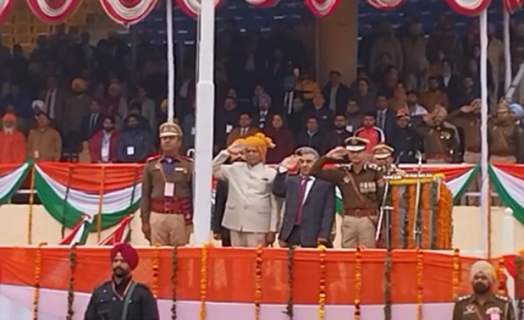 जालंधरः गणतंत्र दिवस पर गुरू गोबिंद सिंह स्टेडियम में राज्यपाल ने झंडा फहराया, देखें वीडियो