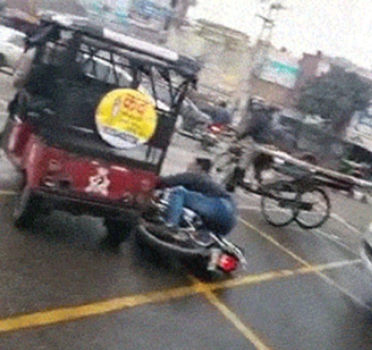 नशे में धुत्त ई-रिक्शा चालक ने पुलिसकर्मी सहित कई वाहनों को मारी टक्कर, देखें वीडियो
