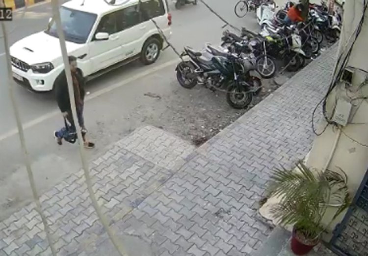 बैंक के बाहर से कर्मचारी की बाइक ले चोर फरार, देखें CCTV 