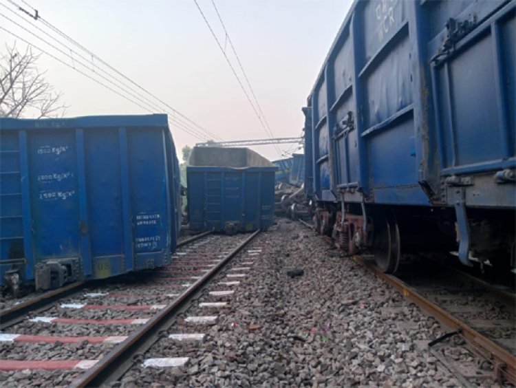 बड़ा हादसा: सुल्तानपुर में दो ट्रेनों की आमने-सामने टक्कर, एक पायलट घायल, देखें वीडियो 