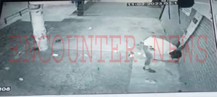 4 दुकानों के ताले तोड़ सामान लेकर चोर फरार, देखें CCTV