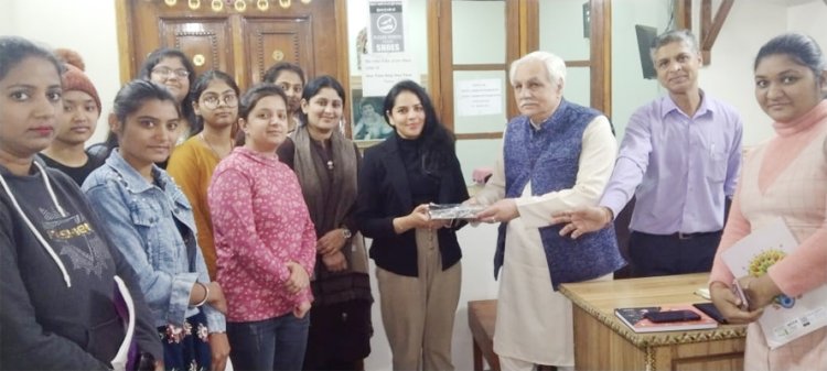 फगवाड़ाः गीता भवन मंदिर कोचिंग सेंटर की परीक्षा में अव्वल रहने वाली छात्राओं को दिए प्रमाण पत्र