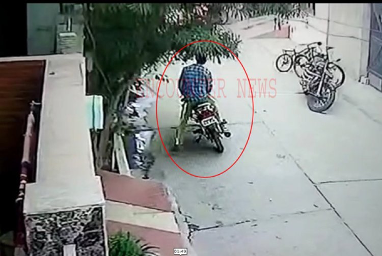 जालंधरः बाइक चुराने आया चोर मौके पर काबू, देखें CCTV 