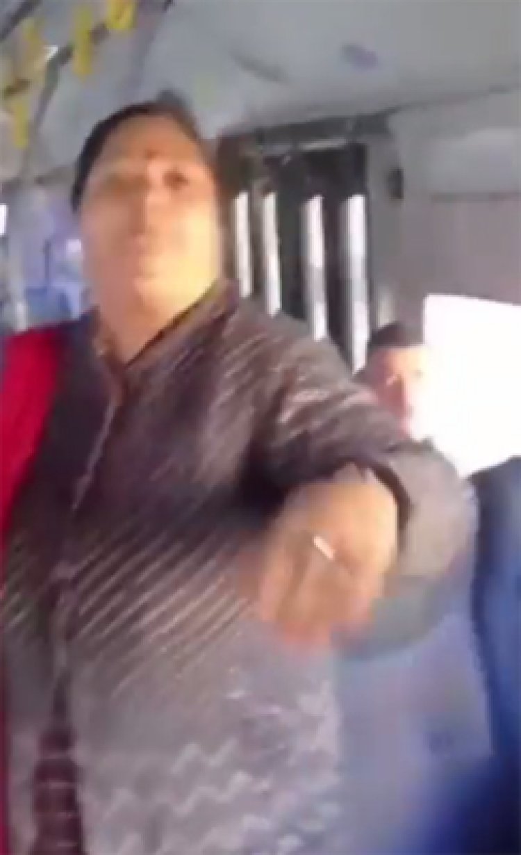 सरकारी बस में महिला ने कंडक्टर से की हाथापाई, देखें वीडियो