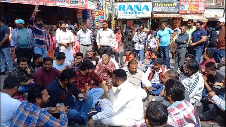 होशियारपुरः पुलिस के खिलाफ सड़कों पर उतरा वाल्मीकि समाज, किया प्रदर्शन, देखें वीडियो