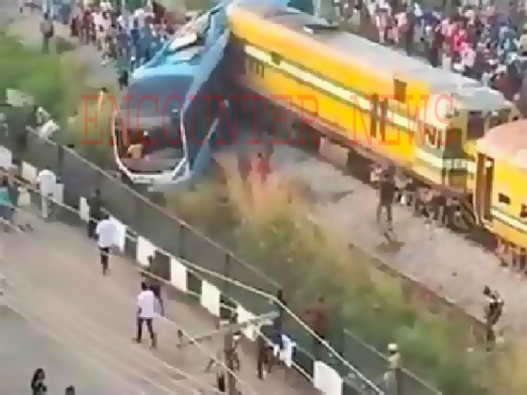 ट्रेन और बस की भयानक टक्कर में 6 की मौत, कई घायल, देखें वीडियो