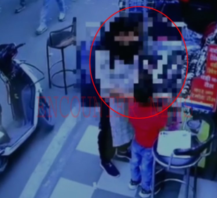 पंजाबः बच्चे के साथ मोबाइल शॉप में आई महिला सामान ले हुई फरार, देखें CCTV