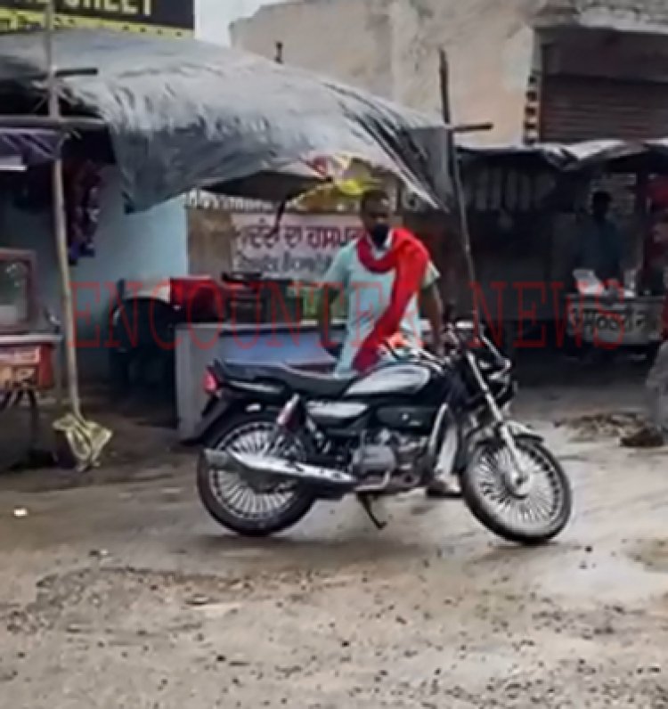 जालंधरः पुलिस से दुखी व्यक्ति ने अपनी बाइक को लगाई आग, देखें वीडियो