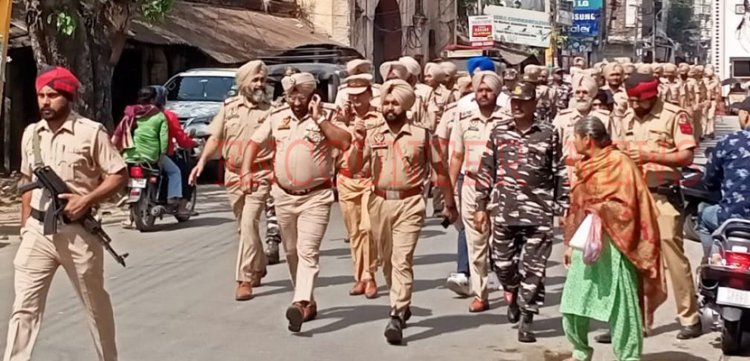 Kapurthala: SP D हरविंदर सिंह ने भारी पुलिसफोर्स के साथ निकाला फ्लैग मार्च, दिए ये निर्देश, देखें वीडियो
