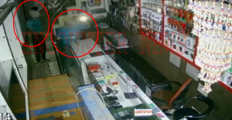 जालंधरः मोबाइल की दुकान से लाखों का सामान लेकर लुटेरे हुए फरार, देखें CCTV