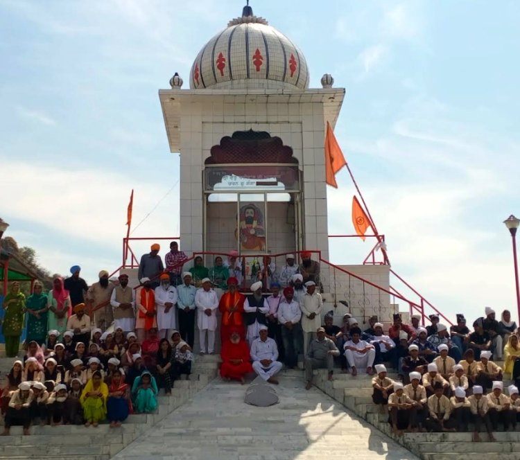 प्रसिद्ध धार्मिक स्थल चरण छोह गंगा खुरालगढ़ साहिब में पब्लिक स्कूल चहेडू के बच्चों ने शीश नवाया