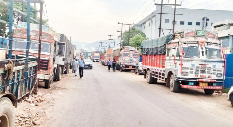 काठा ईएसआई सड़क पर ट्रकों की अवैध पार्किंग