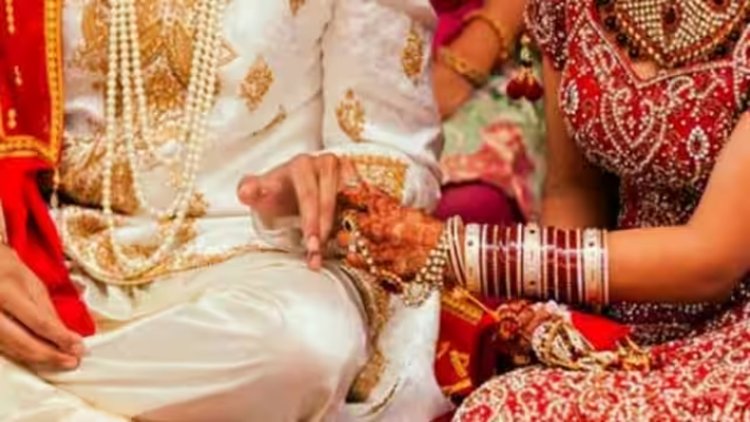 दूल्हा-दुल्हन ने सड़क पर बिताई शादी की पहली रात, पिता पर लगाए ये आरोप