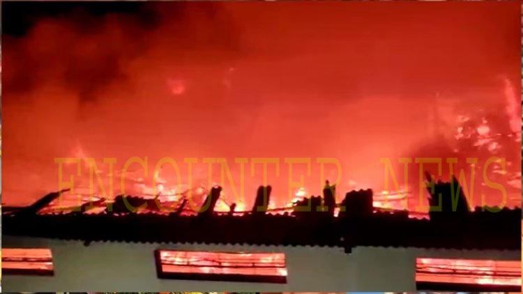 गोदाम में लगी भीषण आग, जिंदा जले 3 लोग, देखें वीडियो 