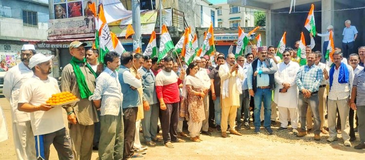 कर्नाटक में कांग्रेस की जीत पर कुटलैहड़ के बंगाणा में निकली रैली