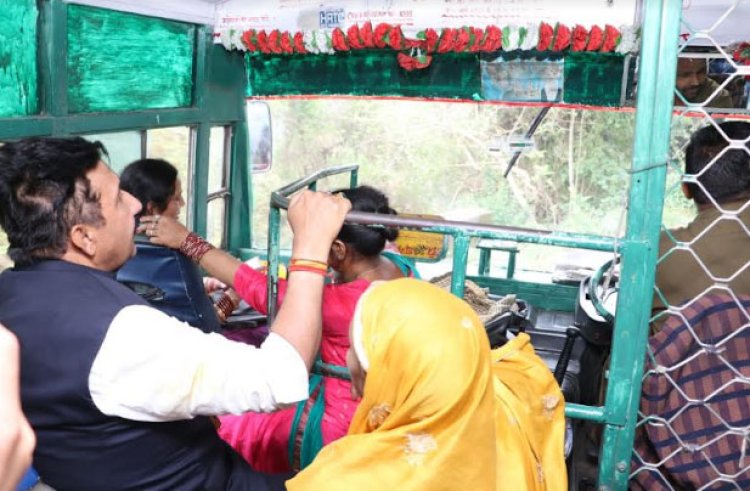 उपमुख्यमंत्री मुकेश अग्निहोत्री ने बस में यात्रा कर जानी लोगों की समस्याएं