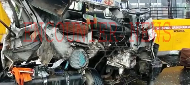 होशियारपुरः 2 ट्रकों की भीष्ण टक्कर में एक की मौत, गाड़ी के उड़े परखच्चे
