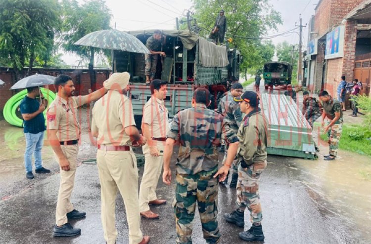 पंजाबः पुलिस ने NDRF, SDRF और सेना के साथ मिलकर बाढ़ प्रभावित जिलों में चलाया रेस्क्यू ऑपरेशन
