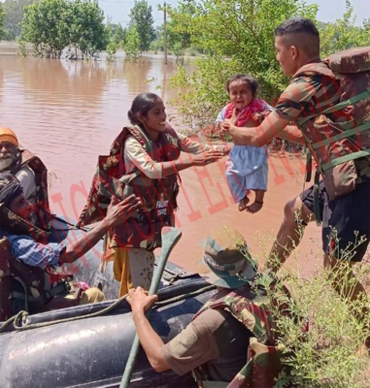 पंजाबः रावी में बाढ़ आने के कारण कटा ये गांव, जान जोखिम में डालकर सेना के जवानों ने बचाई लोगों की जान, देखें वीडियो
