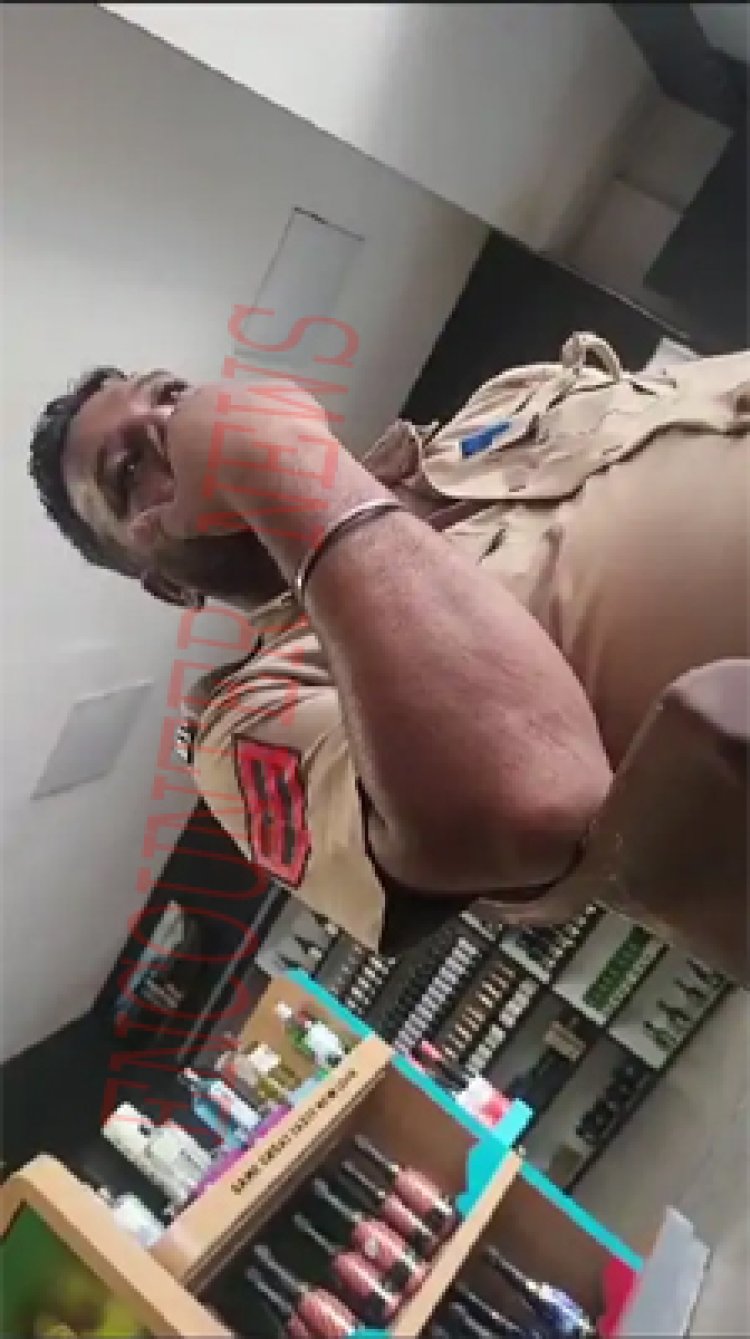 पंजाबः ठेके पर पुलिस कर्मी की शराब मांगने की वीडियो वायरल, मालिक ने लगाए आरोप, देखें वीडियो  