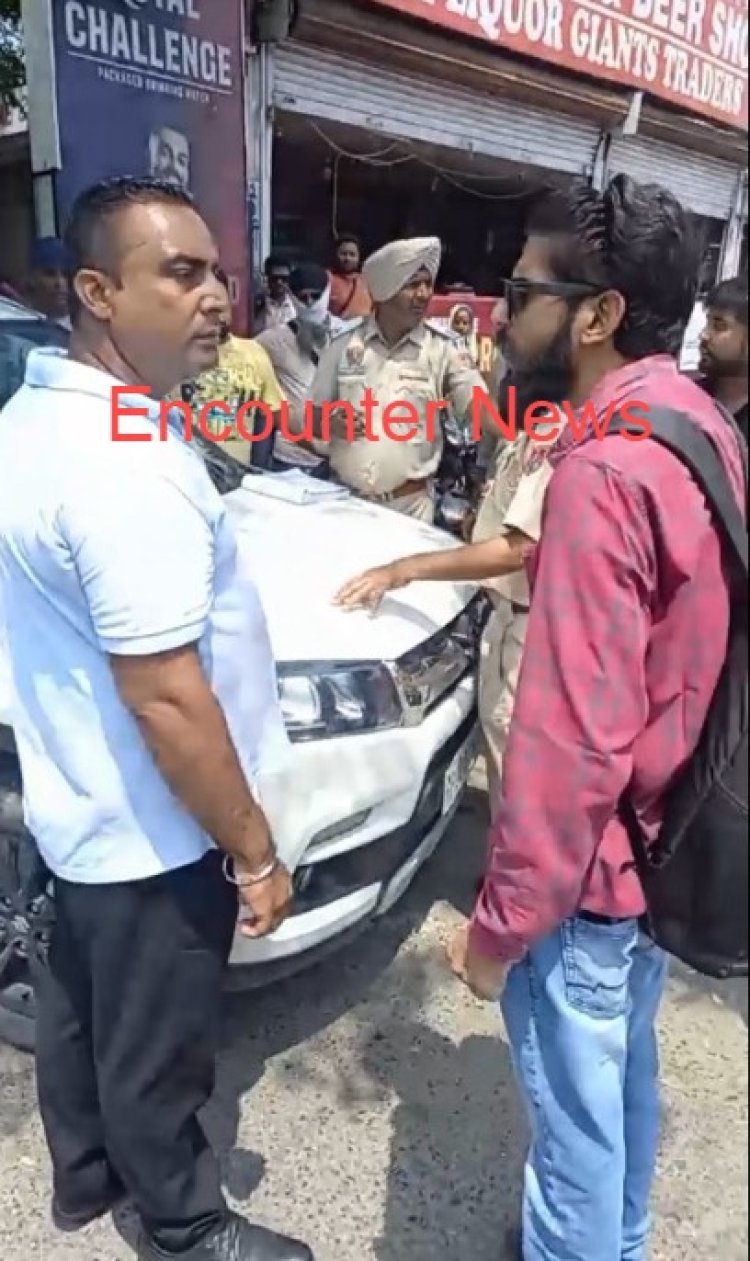 जालंधरः कार सवार युवकों का पीछा कर पुुलिस ने पकड़ा, हुआ हंगामा, देखें Live
