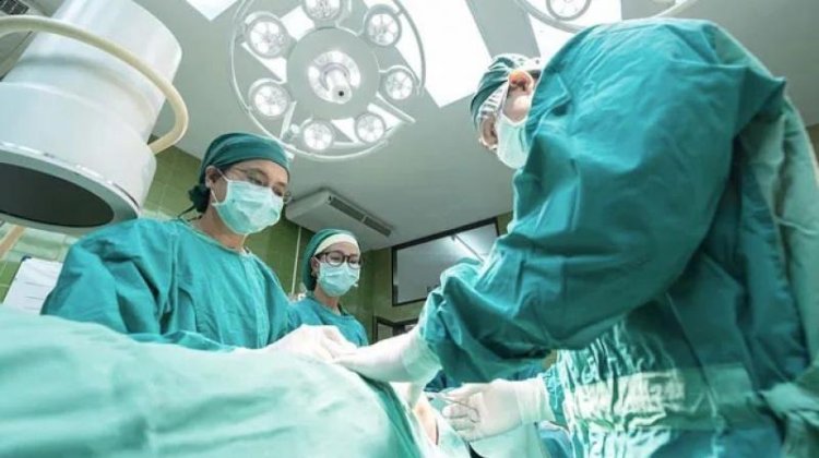 बड़ी लापरवाहीः सर्जरी के दौरान डॉक्टर्स ने महिला के पेट में छोड़ दिया चिमटा