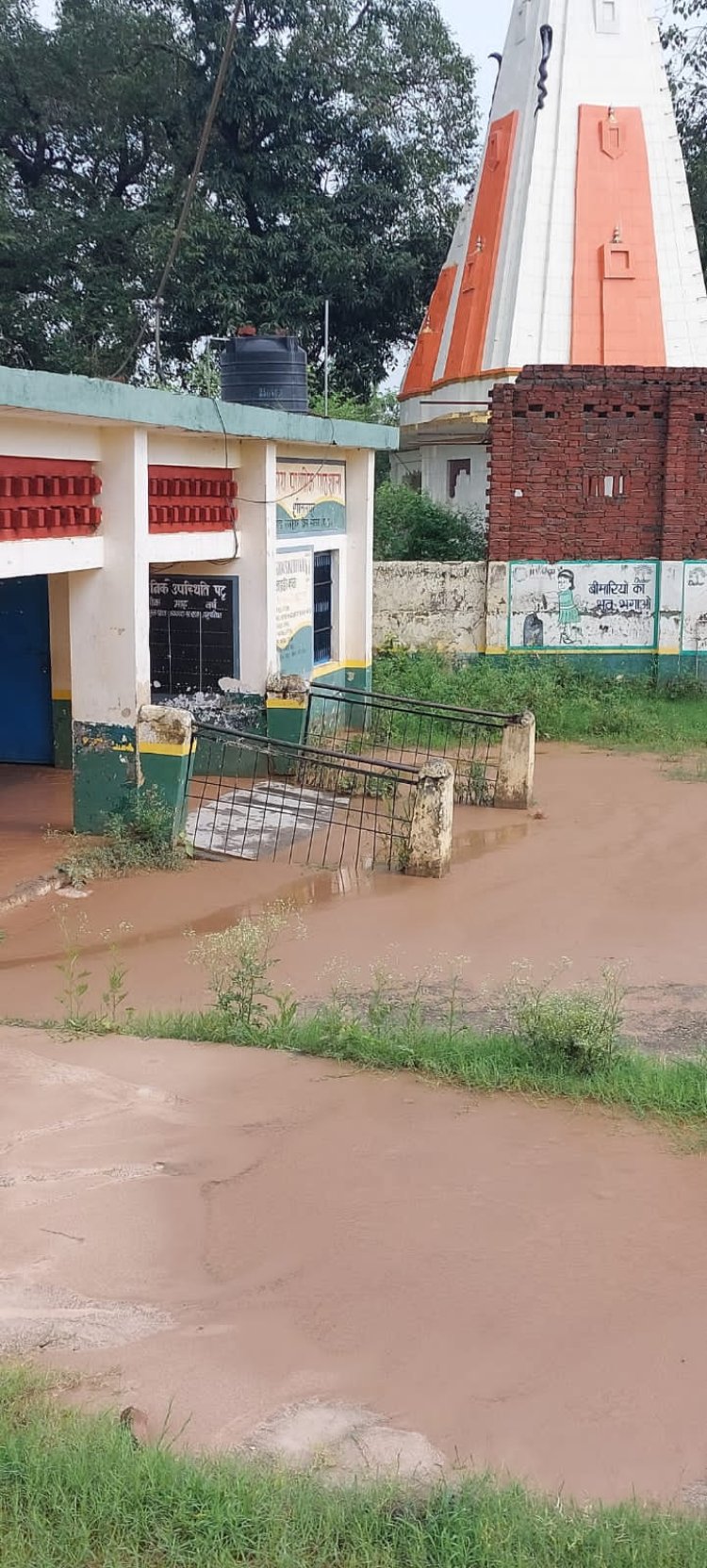 प्राथमिक स्कूल की शीतलपुर में घुसा मलबा व पानी