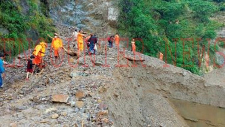 बारिश ने मचाई तबाही, पहाड़ी से मलबा गिरने से 13 लोग लापता