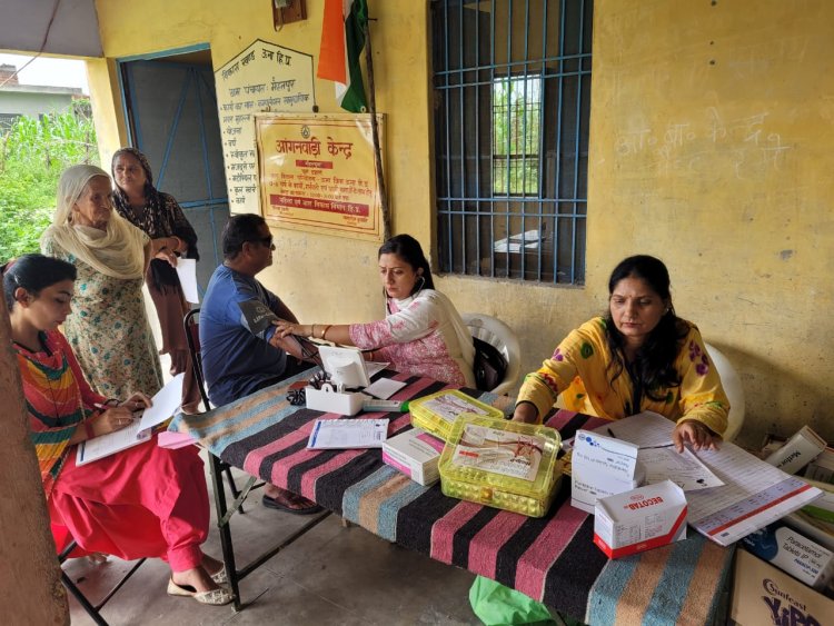 मैहतपुर मे जांचा 77 लोगों का स्वास्थ्य, 30 लोगों की रक्त जांच 