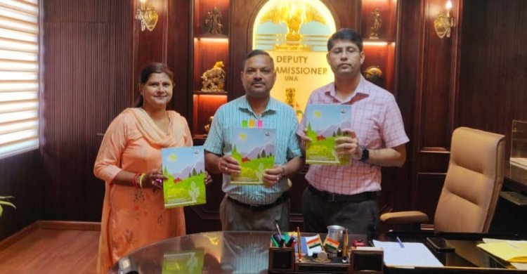 परियोजना निदेशक आतमा ने उपायुक्त राघव शर्मा को भेंट की प्राकृतिक खेती खुशहाल किसान योजना की वार्षिक रिपोर्ट