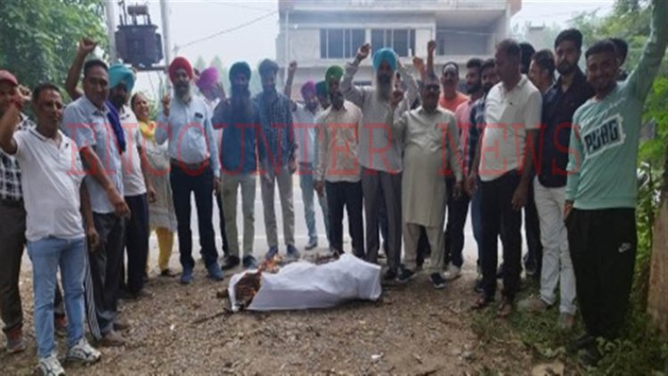 पंजाबः पावरकॉम कर्मचारियों ने किया पुतला फूंक प्रदर्शन, जलाई ESMA कानून की कॉपियां