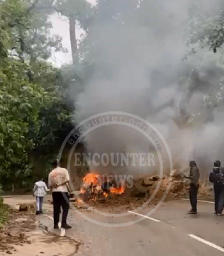 पहाड़ों से मलबा गिरने के बाद गाड़ी में लगी भीषण आग, देखें वीडियो