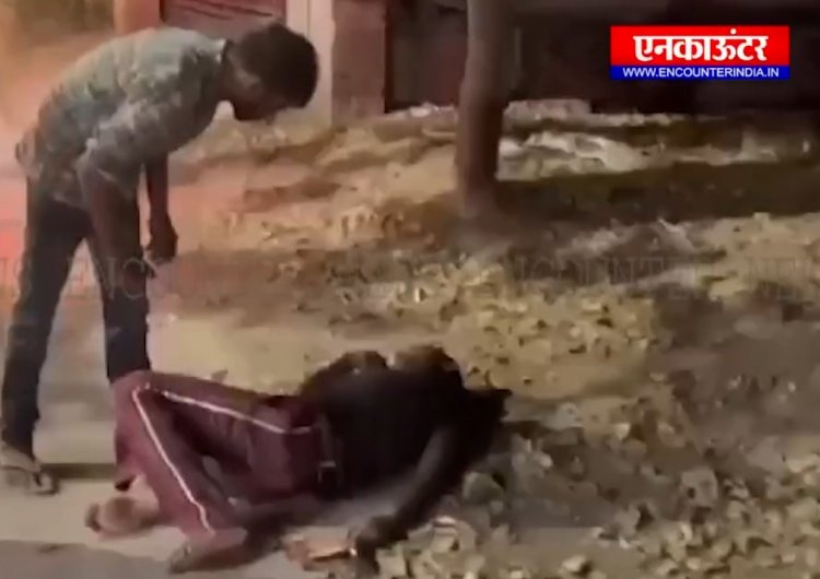 पंजाब : नशे की ओवरडोज से सड़क पर गिरा व्यक्ति, लोग परेशान, देखें वीडियो