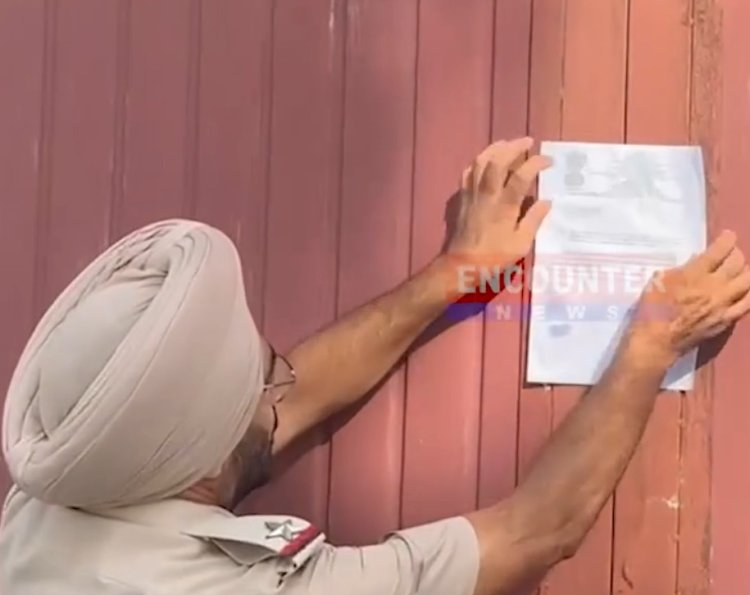पंजाब : पुलिस ने नशा तस्कर के घर के बाहर चिपकाया कुर्की का नोटिस, देखें वीडियो