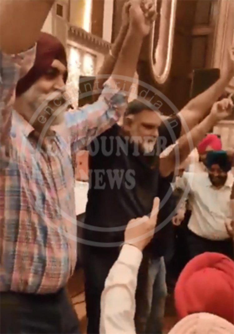 पंजाबः पुलिस कमिश्नर नोनिहाल सिंह और DCP परमिंदर सिंह पंडाल ने पार्टी में लगाए ठुमके, देखें वीडियो