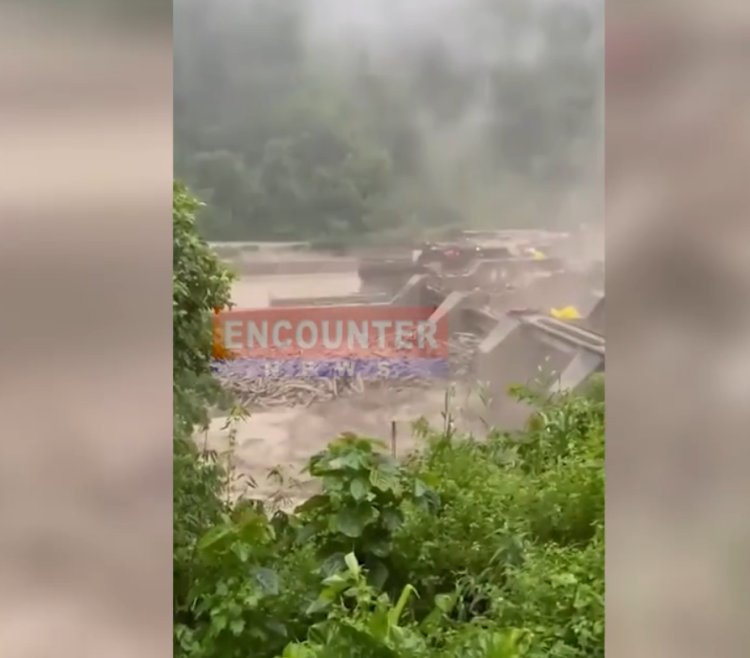 बादल फटने से तीस्ता नदी में आई बाढ़, सेना के 23 जवान लापता, देखें वीडियो