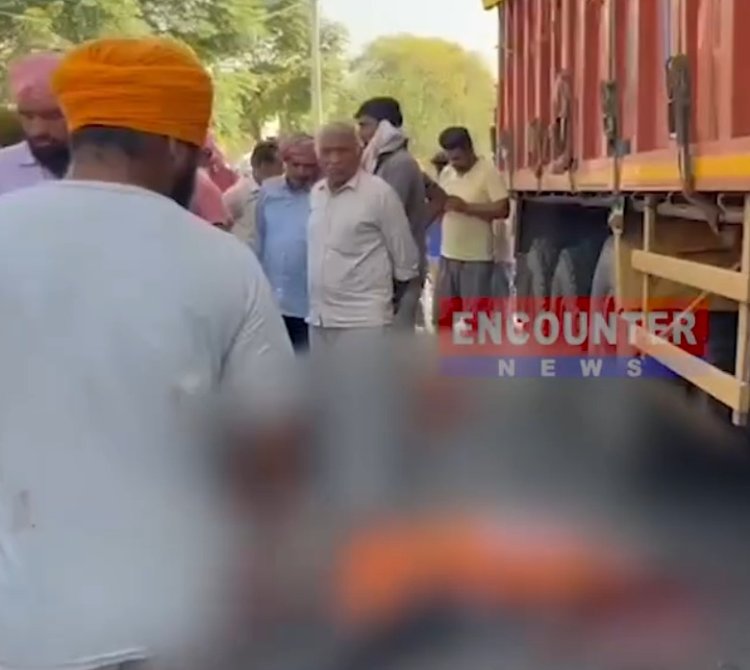 पंजाबः ट्रक और ट्रैक्टर ट्राली की भीषण टक्कर में फंसा बाइक सवार, एक की मौत, देखें वीडियो