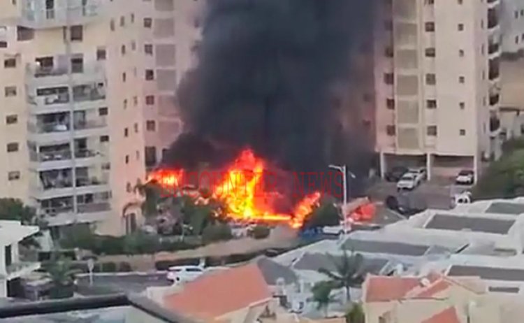 रिहायशी इलाके में गिरे रॉकेट से लगी आग, देखें वीडियो 
