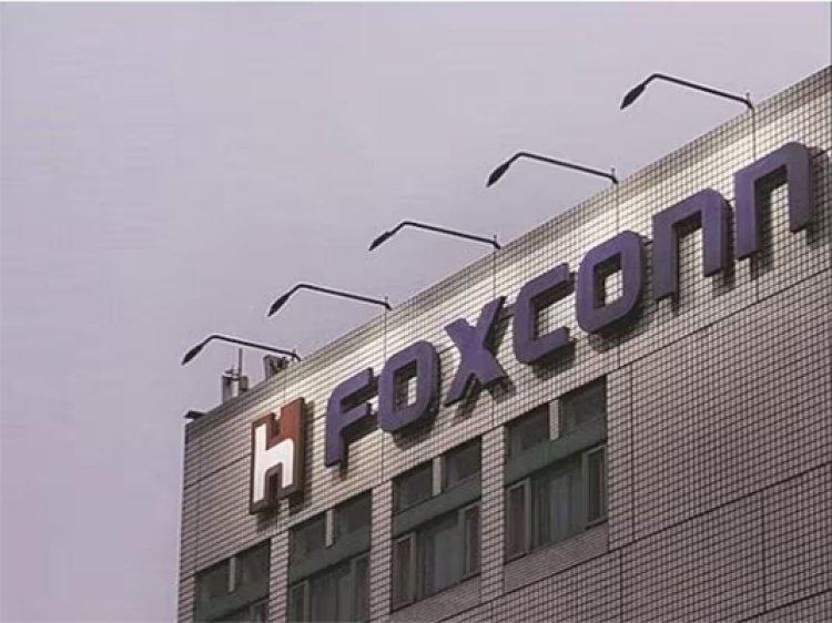 Apple iPhone बनाने वाली Foxconn की बढ़ी मुश्किलें, अधिकारियों ने शुरू की जांच 